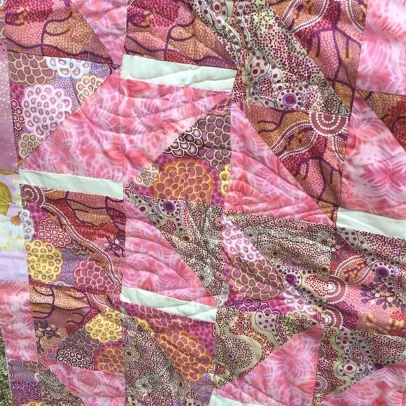 NWT. Hand Crafted Pinks Aboriginal Prints Quilt - Picture 9 of 14